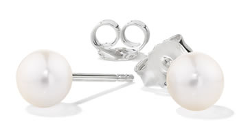 These timeless pearl studs will add an elegant touch to any occasion.