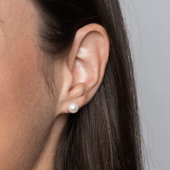 These timeless pearl studs will add an elegant touch to any occasion.